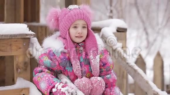 小女孩在下雪的操场上哭泣视频的预览图