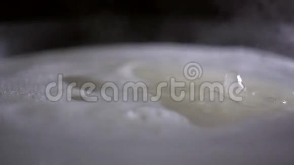 水在沸腾特写视频的预览图