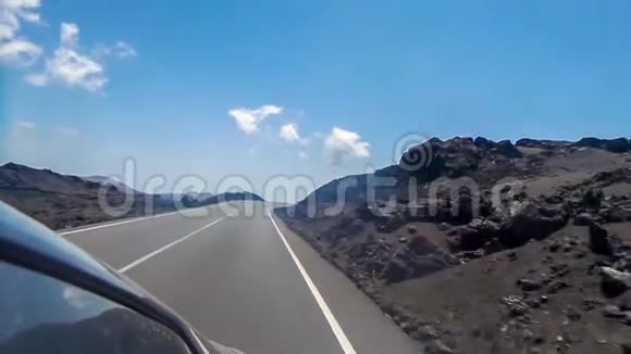 在西班牙加那利群岛兰萨罗特火山景观中行驶视频的预览图