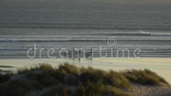 日落时分的冲浪者剪影西班牙视频的预览图