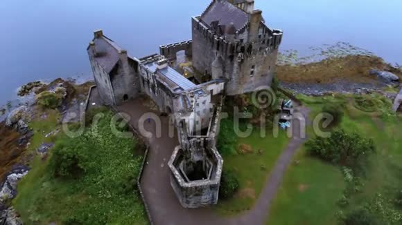 在苏格兰杜伊奇著名的艾琳多南城堡附近飞行视频的预览图
