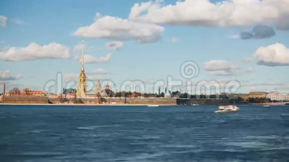 彼得和保罗堡垒横跨涅瓦河与船只时间推移圣彼得堡视频的预览图