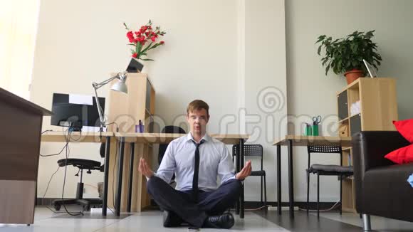 男性主管在她的办公室里做瑜伽4k慢动作视频的预览图