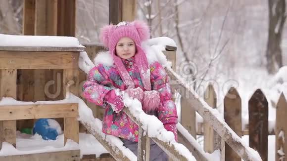 小女孩在下雪的操场上哭泣视频的预览图