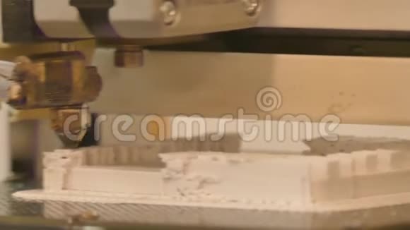 一台3D打印机的极端关闭托盘中有一个白色物体在一个制造商空间合作实验室工作视频的预览图