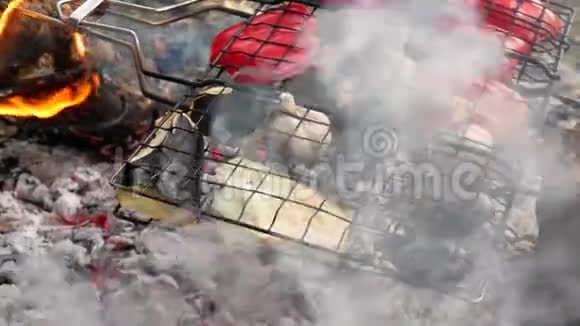 烤蔬菜烤肉架上的蔬菜直接在火堆上视频的预览图