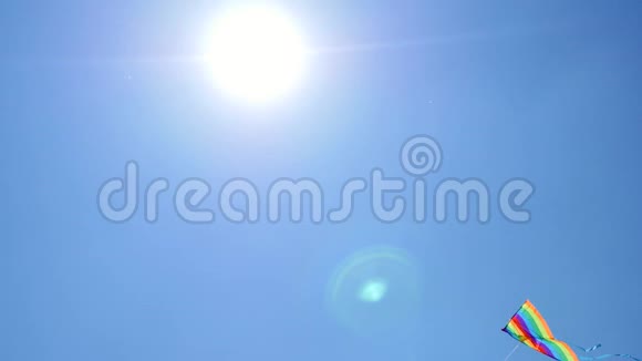 彩虹风筝在蓝天阳光下飞翔视频的预览图