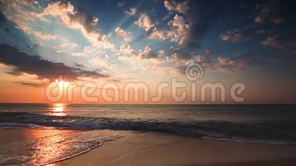 海洋海滩日出与天空蓬松的云和阳光视频视频的预览图