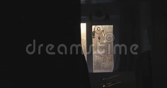 窗外的太阳在一个黑暗的房间里捕梦者挂在那里视频的预览图