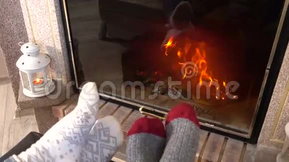 穿着毛袜的腿在壁炉附近发热视频的预览图