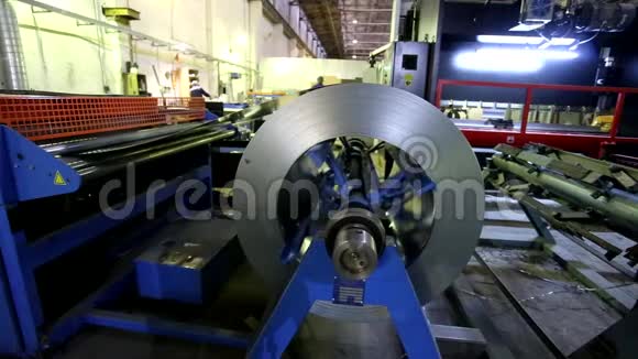 金属加工车间制造金属管的镀锌钢板轧辊视频的预览图