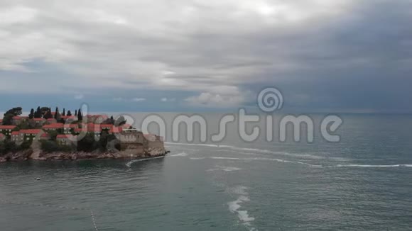 美丽的岛景斯维蒂斯特凡港布德瓦黑山视频的预览图