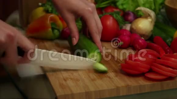 厨房里切蔬菜视频的预览图