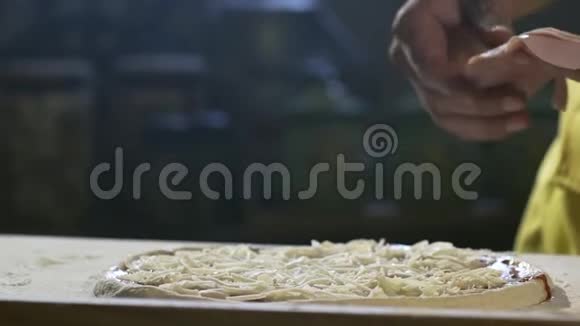 年轻的厨师在披萨上放了沙拉视频的预览图