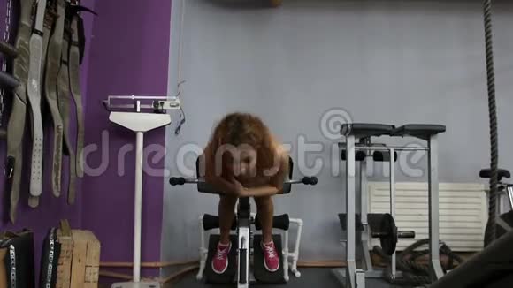 女性在健身中心训练下背部肌肉视频的预览图
