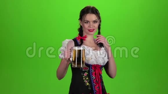 女孩啤酒节的性吸引和舔他的嘴唇绿色屏幕视频的预览图