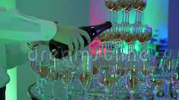 服务员将香槟倒入玻璃塔派对和庆典近距离拍摄视频的预览图