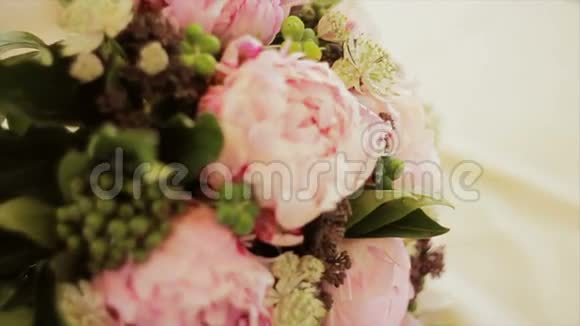 带牡丹的婚礼花束视频的预览图