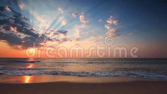 海洋海滩日出与天空蓬松的云和阳光视频视频的预览图
