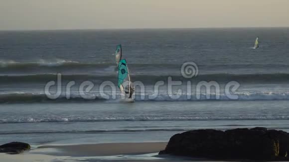 日落时分的冲浪者剪影西班牙视频的预览图
