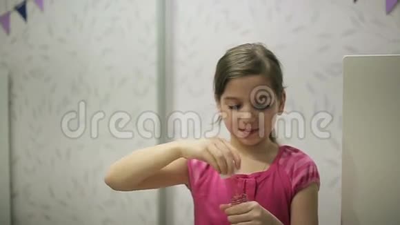 小女孩吹肥皂泡慢动作视频的预览图