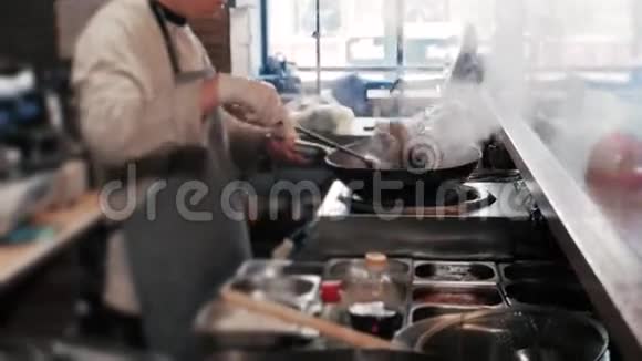 厨师咸菜和油炸蔬菜与肉在煎锅商业厨房烹饪视频的预览图