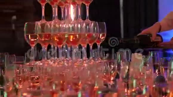服务员将香槟倒入玻璃塔派对和庆典近距离拍摄视频的预览图