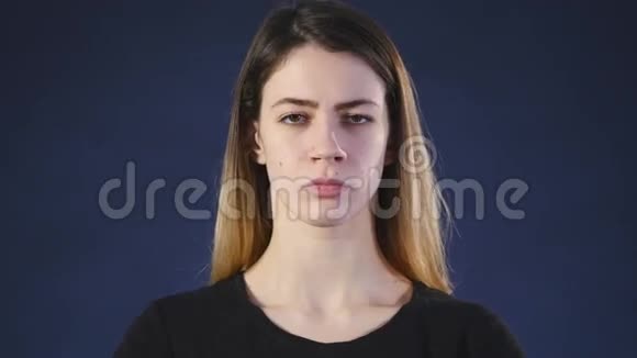 女人牙痛灰色背景视频的预览图