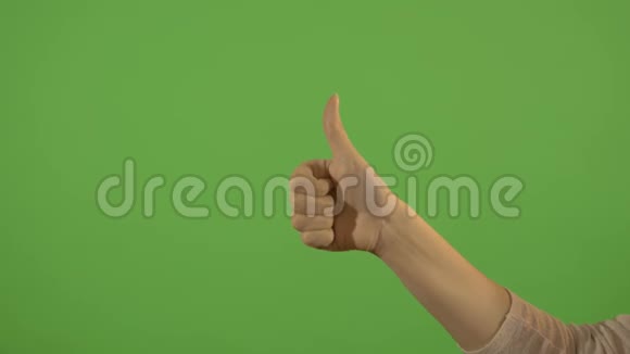 女性的手手势拇指向上在绿色的背景上一切都很美好视频的预览图