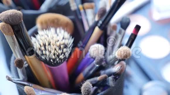 用专业化妆刷化妆台视觉工具不同的化妆品刷子视频的预览图