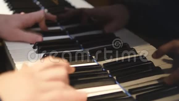 钢琴手弹大钢琴详情4K视频的预览图