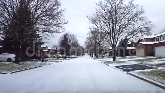 白天在雪居郊区街驾驶视频的预览图