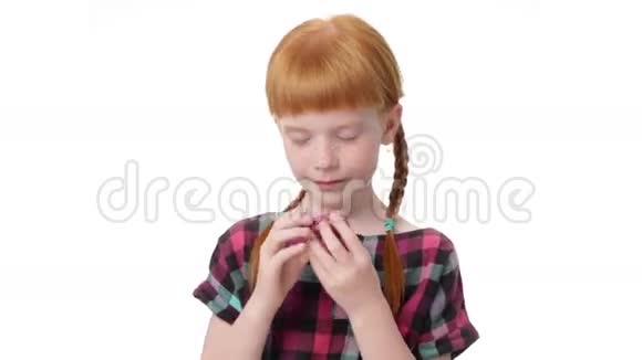 小红发女孩抱着马卡龙视频的预览图
