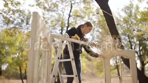 婚礼装饰师以乡村风格的自然门的形式装饰婚礼拱门视频的预览图