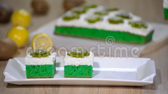 在白色的盘子里放一个绿色的软蛋糕加上鲜果酱视频的预览图