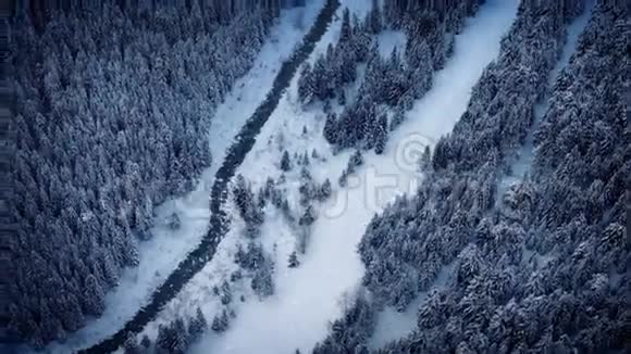 在降雪时飞越河流视频的预览图