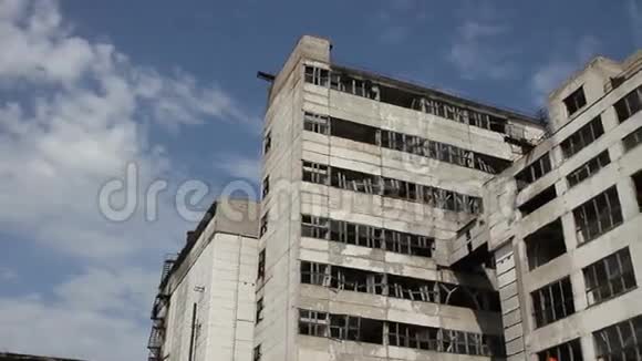 废弃建筑的全景图视频的预览图