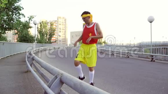 一个滑稽的瘦子在慢跑前做热身运动视频的预览图