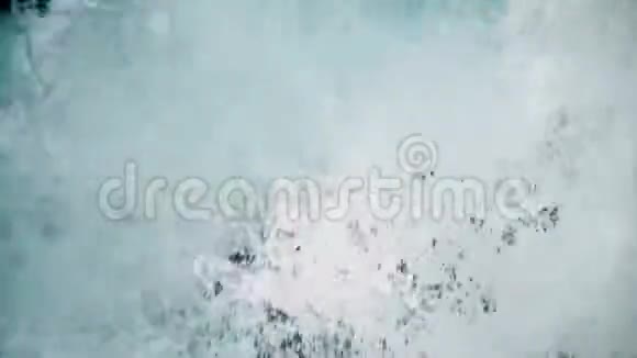 汹涌的泡沫般的瀑布水视频的预览图