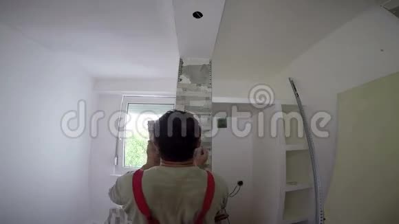 厨房墙面铺设陶瓷瓷砖视频的预览图