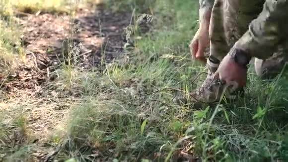 在森林里系军系鞋带视频的预览图