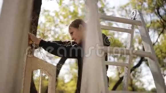 婚礼装饰师以乡村风格的自然门的形式装饰婚礼拱门视频的预览图