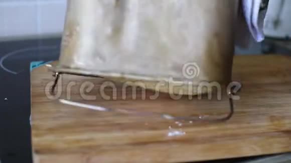 自制小麦粉热面包视频的预览图