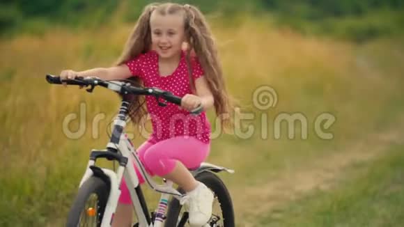 骑自行车的女孩视频的预览图