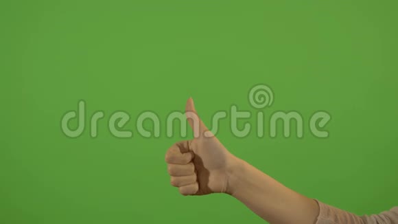 女性的手手势拇指向上在绿色的背景上一切都很美好视频的预览图