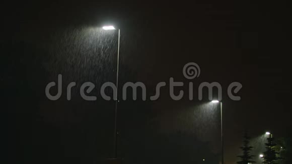 晚上下雨的街一排灯柱视频的预览图