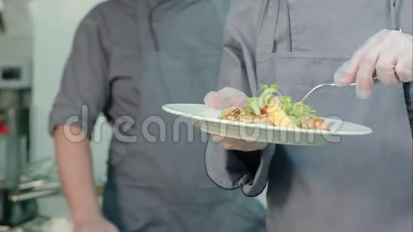 年轻的男性厨师尝试虾色拉视频的预览图