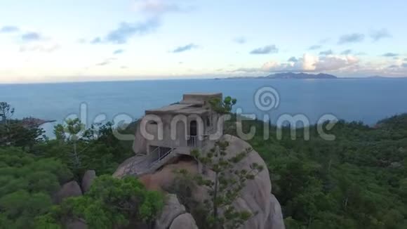 在岩石空中拍摄的房子上面视频的预览图