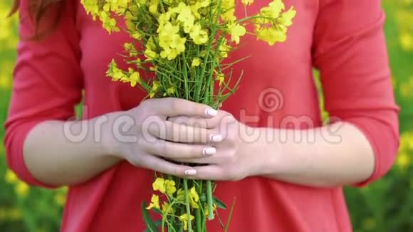 带着花束的漂亮女孩慢动作视频的预览图