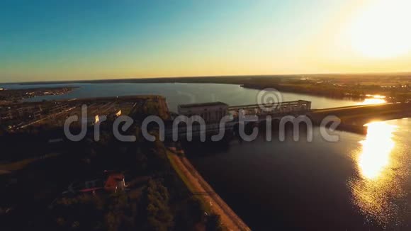 俄罗斯乌格利希伏尔加河水力发电站空中钻探飞行视频的预览图
